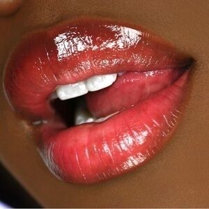Too Faced Lip Injection Extreme "Strawberry Kiss"